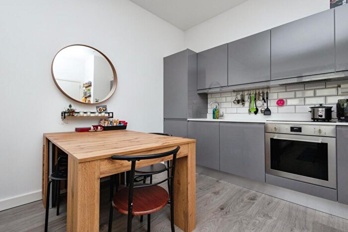 1 Bedroom Flat For Sale In Ladymead, Guildford, Surrey, GU1