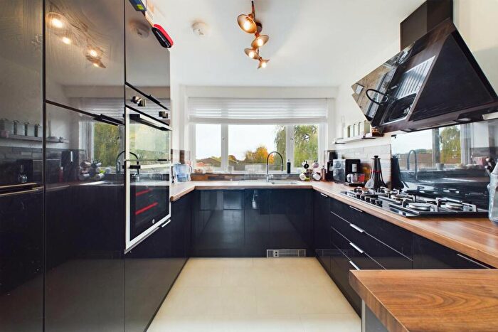 2 Bedroom Apartment For Sale In Stevenage Rise, Hemel Hempstead, HP2