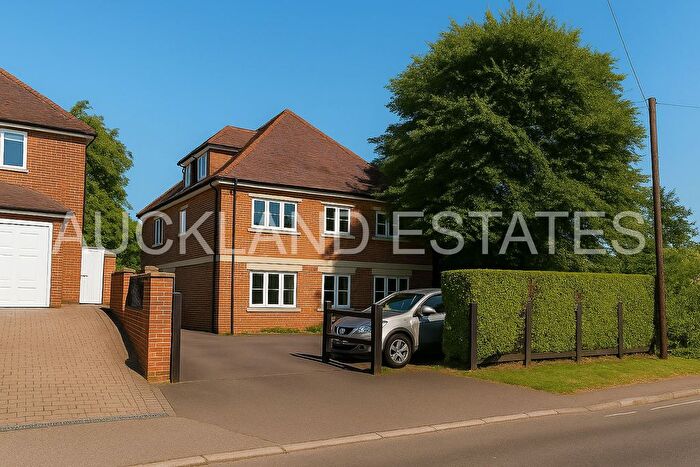 2 Bedroom Flat For Sale In Bluebridge Road, Brookmans Park, AL9