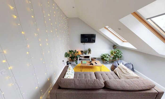 2 Bedroom Flat To Rent In Victoria Road, Leeds, LS6