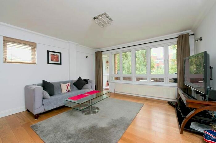 3 Bedroom Flat To Rent In Westmount Court, Corringway, Ealing, London, W5
