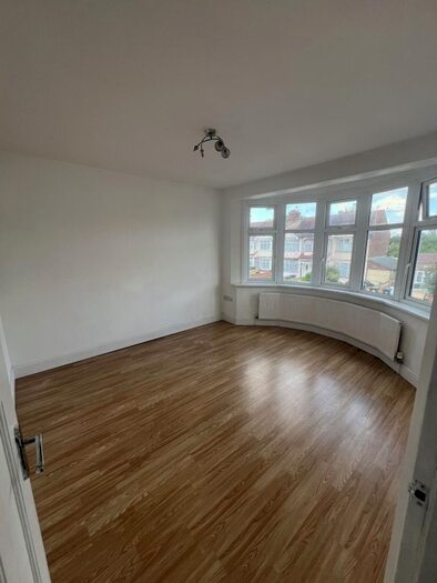 3 Bedroom Semi-Detached House To Rent In Collinwood Avenue, Enfield, EN3