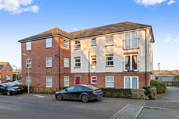 2 Bedroom Flat For Sale In Hurst Road, Kennington, TN24