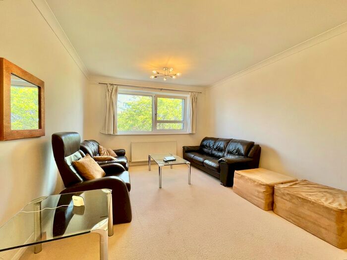 2 Bedroom Flat To Rent In Northumberland House, Ballards Lane, London, N3