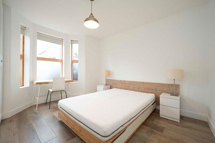 3 Bedroom Flat To Rent In Hamilton Road, London, SW19