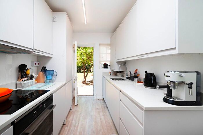 2 Bedroom Flat To Rent In Ossulton Way, Hampstead Garden Suburb, N2