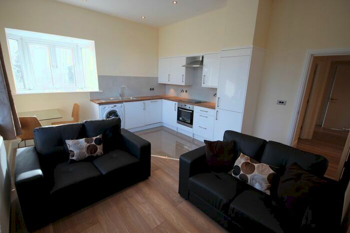 2 Bedroom Flat To Rent In North Hill Road, Hyde Park, Leeds LS6