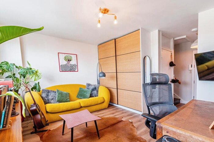2 Bedroom Flat To Rent In Portelet Court, De Beauvoir, N1