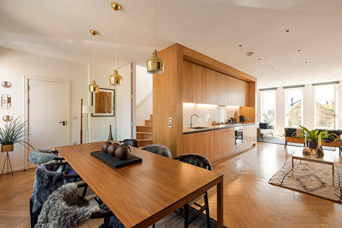 2 Bedroom Apartment For Sale In Grove Park, Camberwell, London, SE5