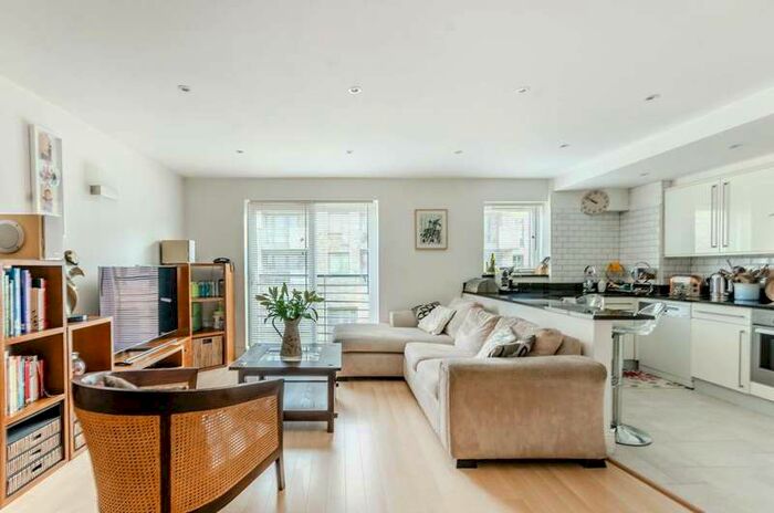 3 Bedroom Maisonette Flat To Rent In Melfield Gardens, Beckenham Hill, SE6