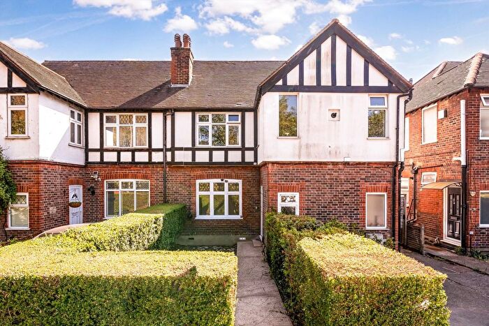 3 Bedroom Flat For Sale In Wellington Road, Twickenham, TW2