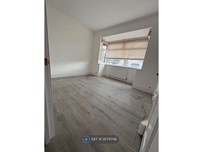 2 Bedroom Flat To Rent In Beech Avenue, Ruislip, HA4