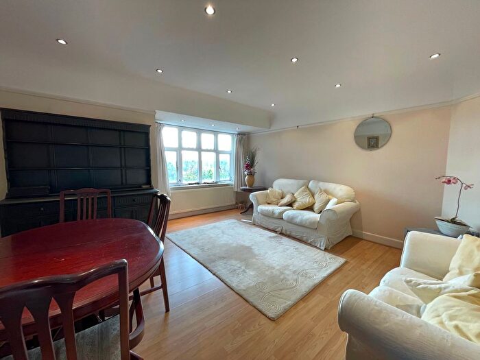 3 Bedroom Flat To Rent In Flat, Rutland Court, Queens Drive, London, W3