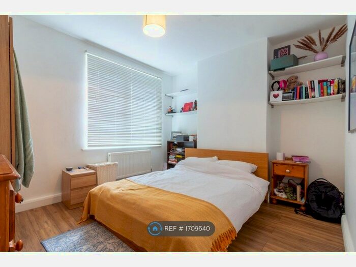 2 Bedroom Flat To Rent In Pages Walk, London, SE1