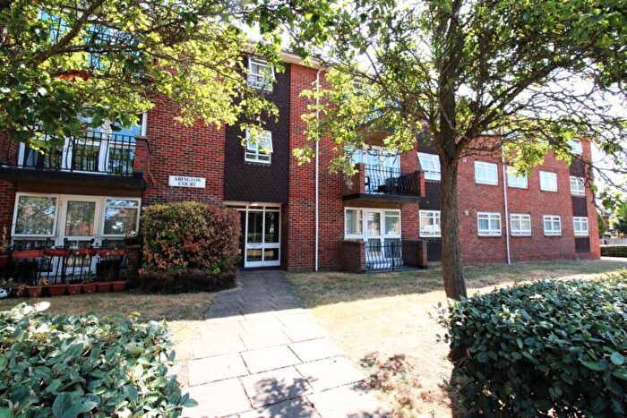 2 Bedroom Flat For Sale In Abington Court, Upminster, Essex, RM14