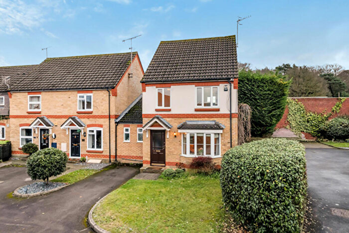 3 Bedroom House For Sale In Fernihough Close, Weybridge, KT13