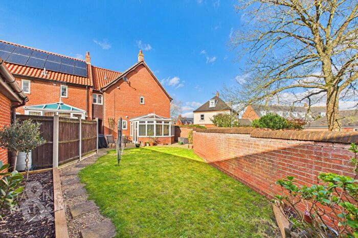 3 Bedroom Link Detached House For Sale In Blackthorn Way, Poringland, Norwich, NR14