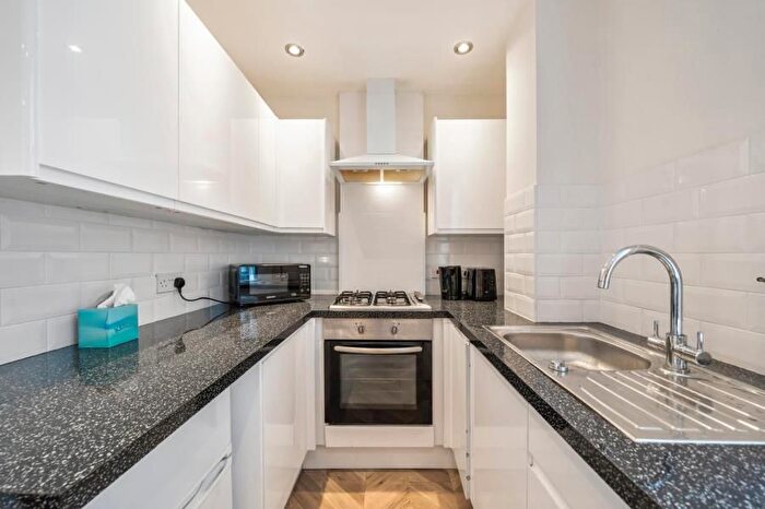 2 Bedroom Flat To Rent In Quested Court, Hackney, E8