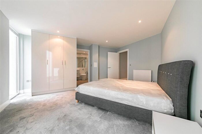 2 Bedroom Apartment To Rent In Trinity Tower, Quadrant Walk, Canary Wharf, London, E14