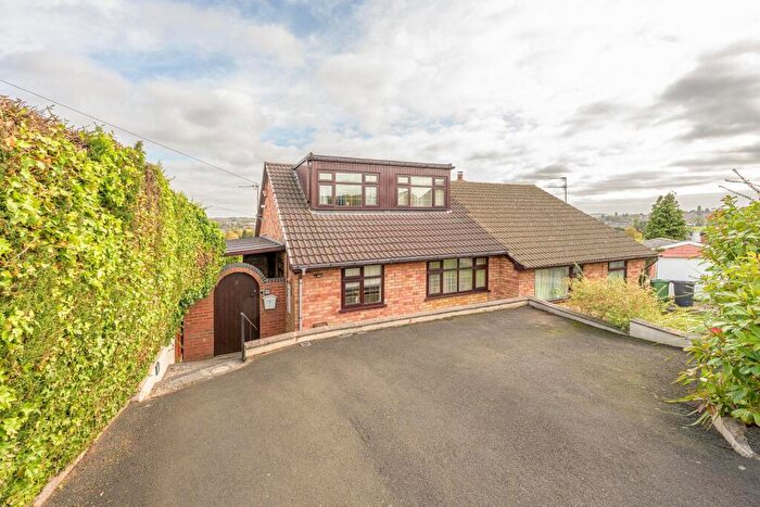 3 Bedroom Semi-Detached House For Sale In Kenilworth Close, Wordsley, DY8