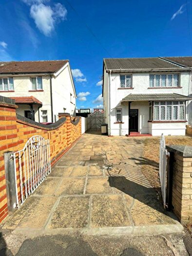 4 Bedroom Semi-Detached House To Rent In Ilford, IG2