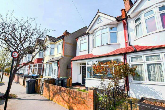 3 Bedroom End Of Terrace House To Rent In Highbarrow Road, Croydon, CR0