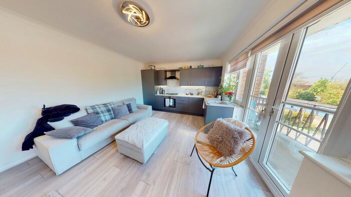 2 Bedroom Flat To Rent In Marlow Court, Chase Side, London, N14