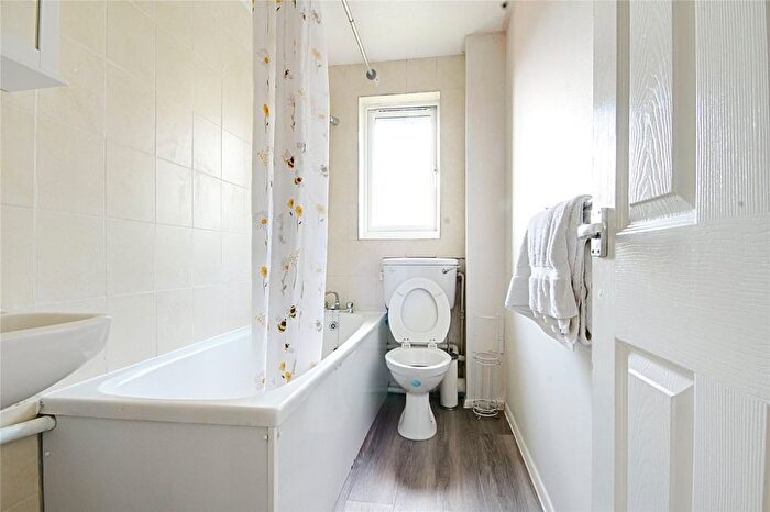 1 Bedroom Flat To Rent In Larmans Road, Enfield, Greater London, EN3