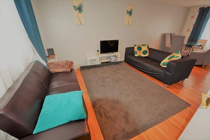 5 Bedroom House To Rent In Woodbridge Lawn, LS6