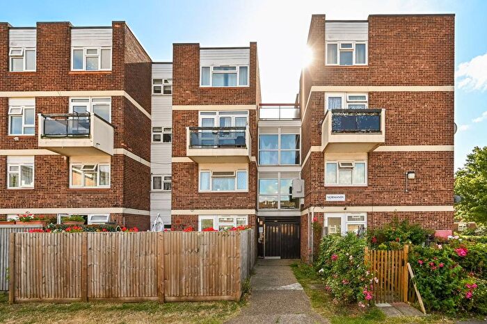3 Bedroom Maisonette To Rent In Hobill Walk, Surbiton, KT5