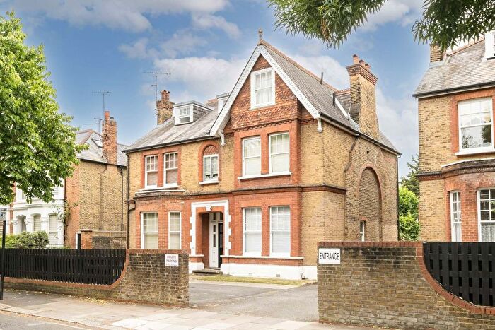 Studio For Sale In Culmington Road, West Ealing, W13
