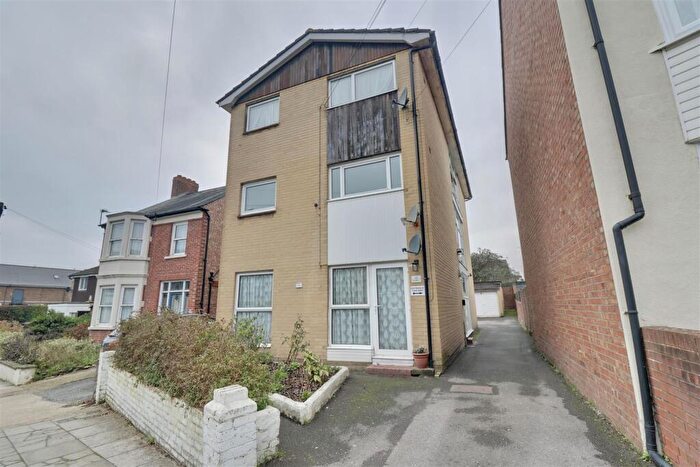 2 Bedroom Flat For Sale In Park Lane, Cosham, PO6