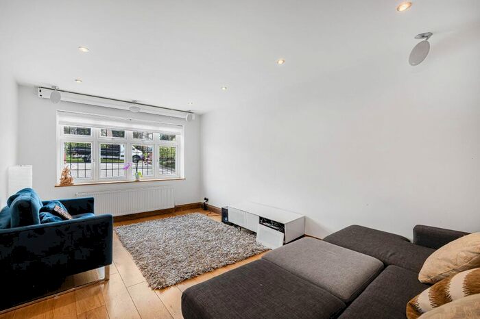 6 Bedroom Detached House For Sale In Mountway, Potters Bar, EN6