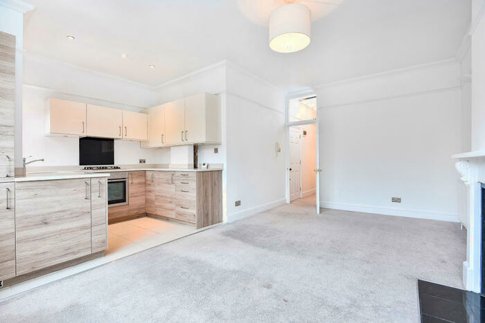 2 Bedroom Flat To Rent In Queen Anne Avenue, Bromley South, BR2