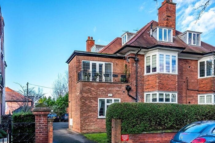 2 Bedroom Flat To Rent In The Avenue, York, YO30