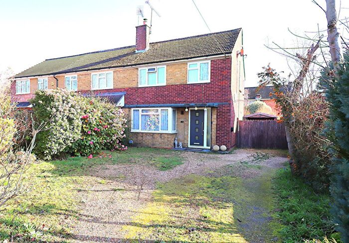 3 Bedroom Semi-Detached House For Sale In Chiltern Avenue, Farnborough, GU14