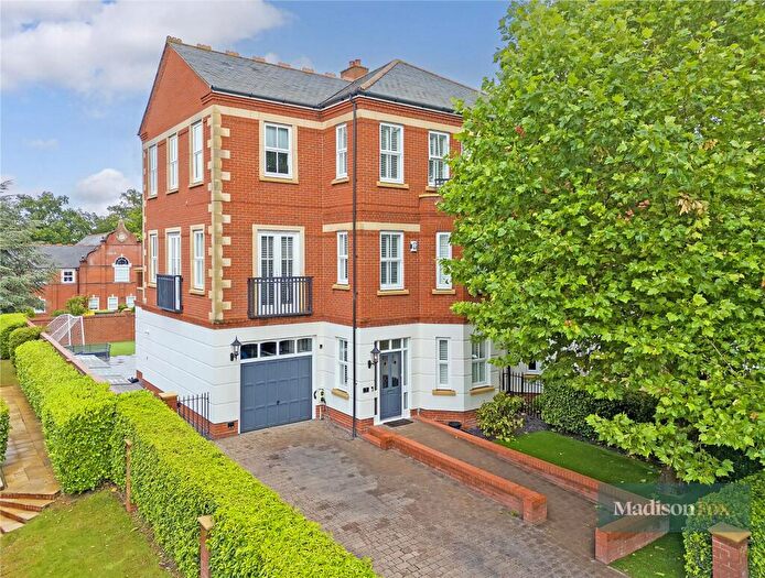 5 Bedroom End Of Terrace House To Rent In Brandesbury Square, Woodford Green, IG8