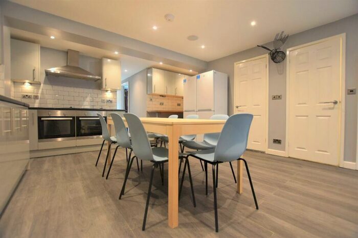 7 Bedroom Semi-Detached House To Rent In Bed Student Home - Tenterden Drive, CT2