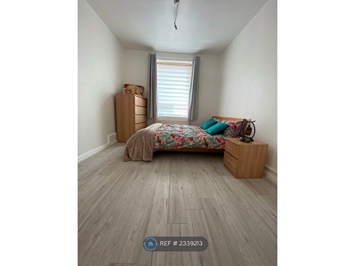 3 Bedroom Flat To Rent In Gower House, London, SE17