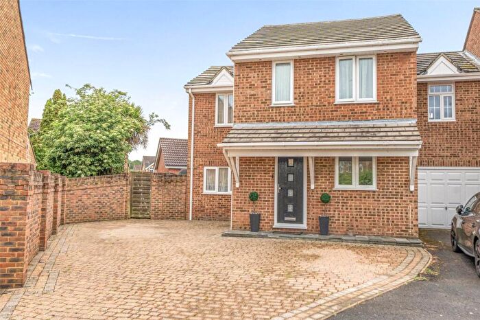 5 Bedroom Link Detached House For Sale In Embassy Close, Gillingham, Kent, ME7
