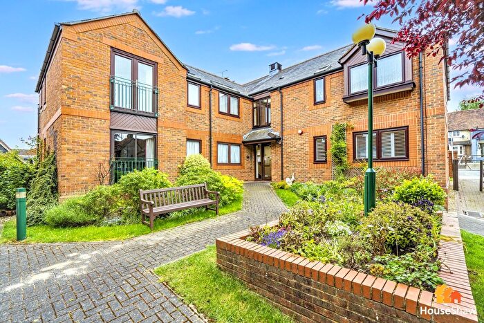 2 Bedroom Flat For Sale In High Street, Kings Langley, WD4
