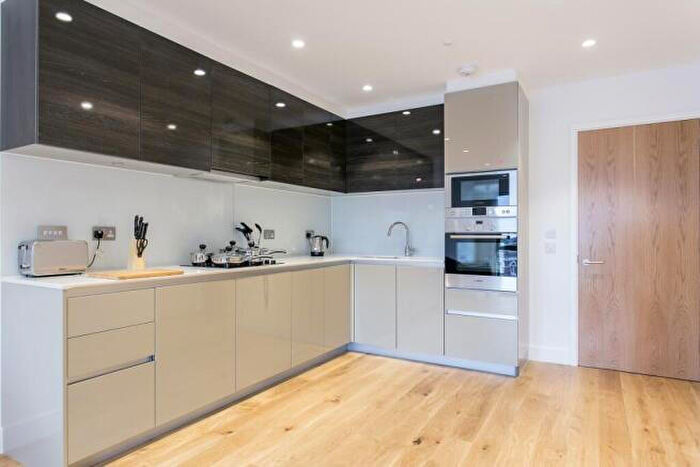 2 Bedroom Flat To Rent In Canningtown, Barking Road, E16