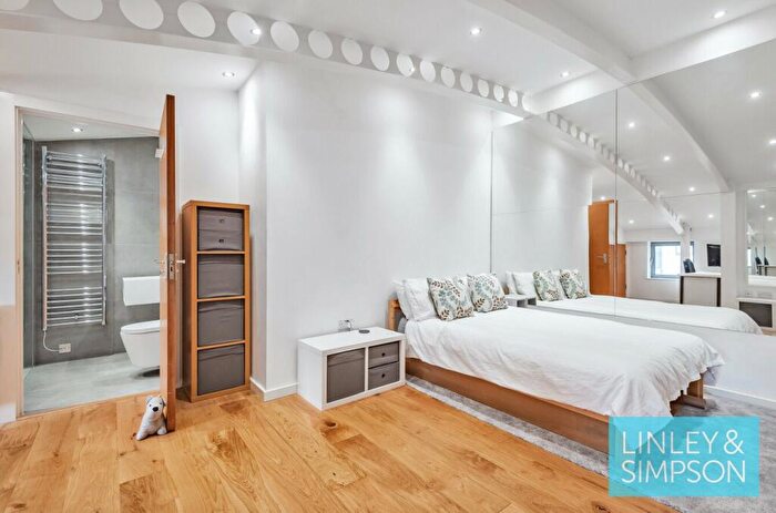 3 Bedroom Flat For Sale In Bonaire, Gotts Road, Leeds, LS12