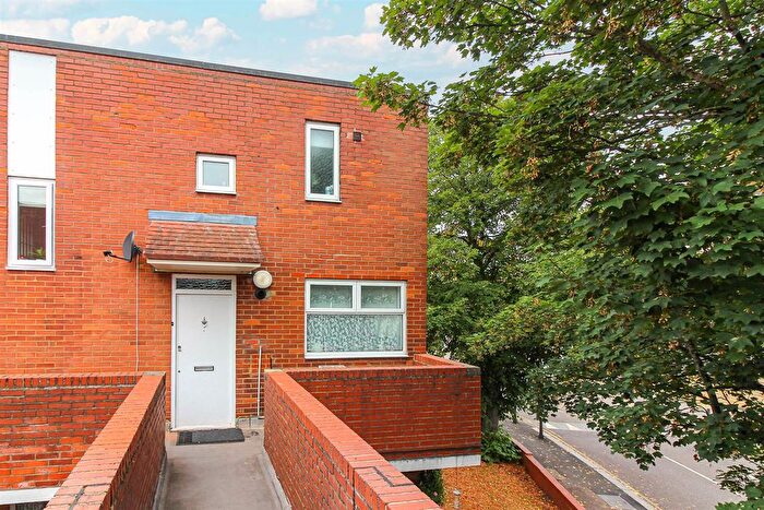 2 Bedroom Maisonette To Rent In Hockley Court Churchfields, South Woodford, E18