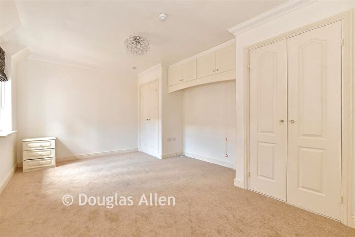 2 Bedroom Flat For Sale In Main Road, Gidea Park, Essex, RM2