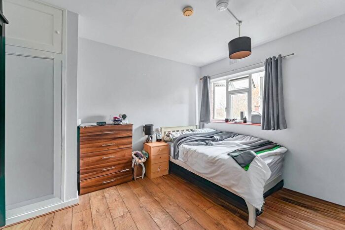 3 Bedroom Flat To Rent In Wyvil Road, Nine Elms, London, SW8