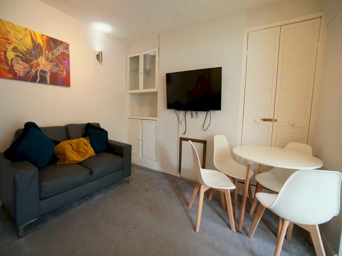 6 Bedroom House To Rent In Penchwintan Road, Bangor, Gwynedd, LL57