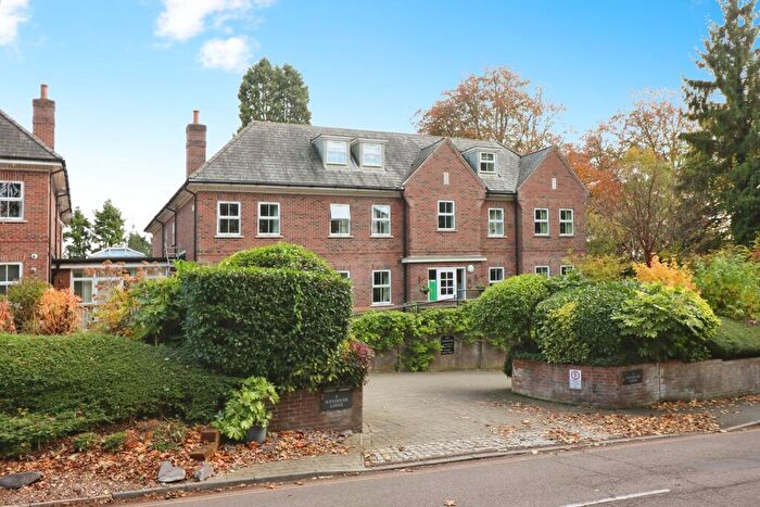 2 Bedroom Flat To Rent In Church St, Welwyn, AL6