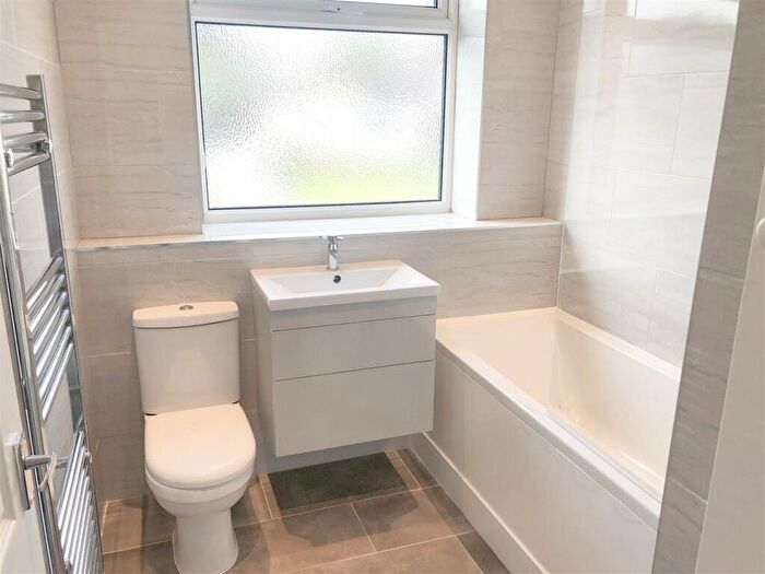 2 Bedroom Flat For Sale In Chellow Gardens, Allerton, Bradford, BD15