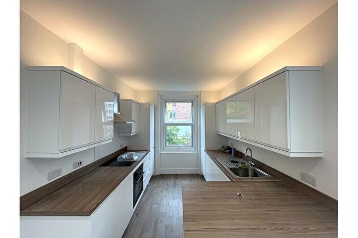 3 Bedroom Flat To Rent In Exeter Road, Kilburn, London, NW2